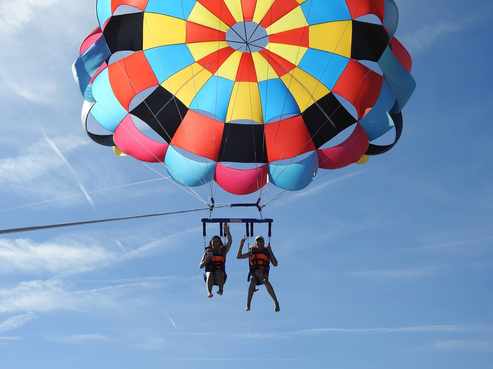 Parasailing sobre el mar en Mogán