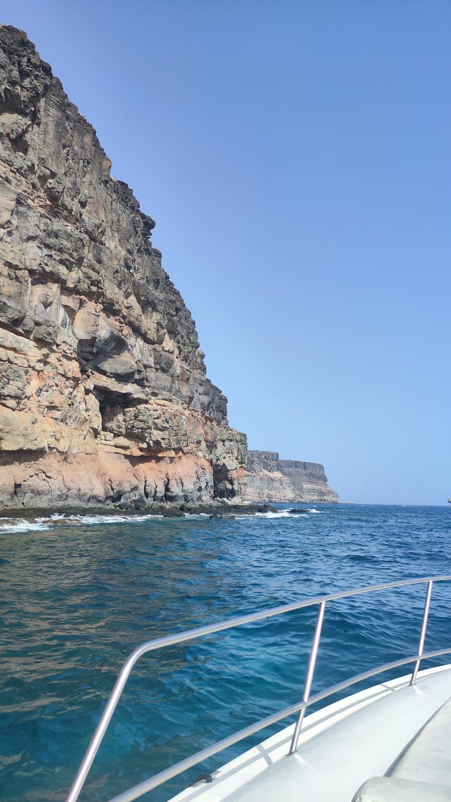 Yate Tullio Abbate navegando por la costa